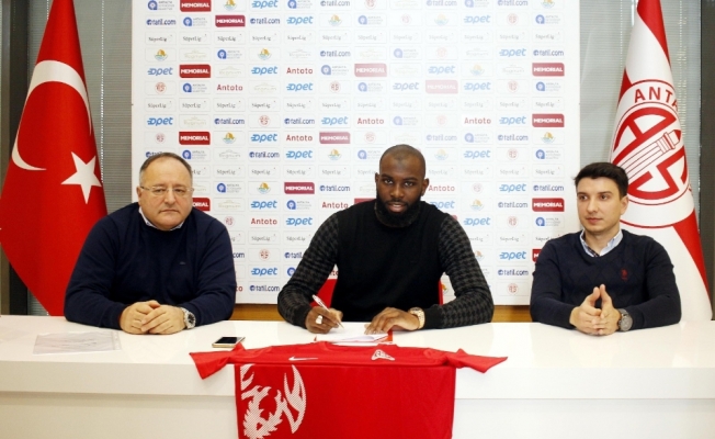 Antalyaspor’un yeni transferi Doukara imzayı attı