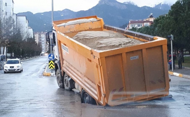 Asfalt çöktü, kamyon çukura düştü