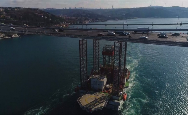 Dev platformun İstanbul Boğazı’ndan geçişi sürüyor