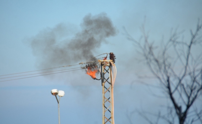 Elektrik direğinde korkutan patlama