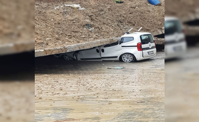 İstinat duvarı aracın üzerine çöktü