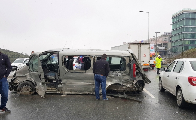 Kontrolden çıkan minibüs 4 araca çarptı: 5 yaralı