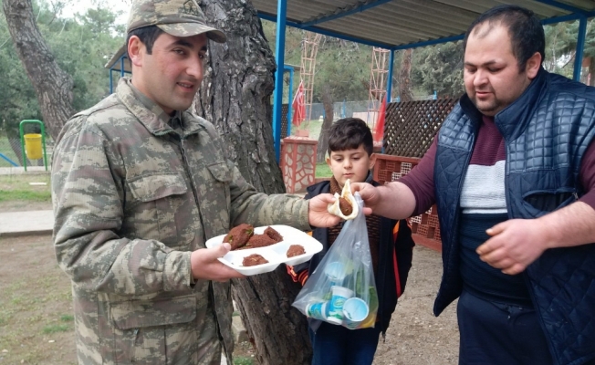 Mehmetçik için çiğ köfte yoğurdular