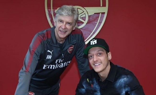 Mesut Özil imzayı attı, Arsenal tarihine geçti