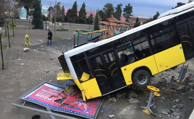 Rampada bırakılan belediye otobüsü çocuk parkına düştü