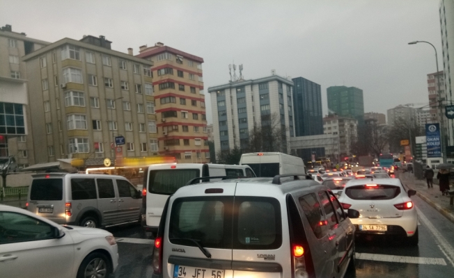 Sağanak yağmur trafiği felç etti