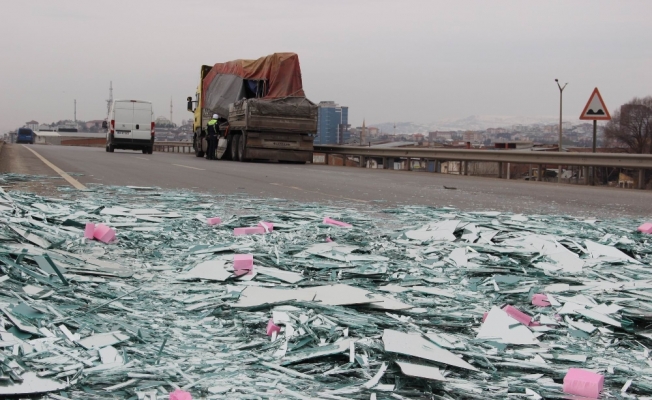 Tonlarca cam karayoluna saçıldı