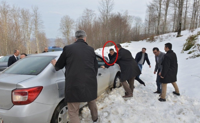 Vali, karda yolda kalan vatandaşın aracını itti