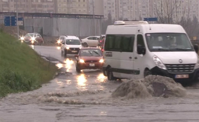 Yollar göle döndü, sürücüler zor anlar yaşadı