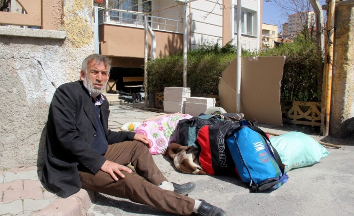 Ailesi tarafından kapı dışarı edildi