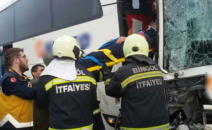 Bingöl’de 2 otobüs çarpıştı: 7 yaralı