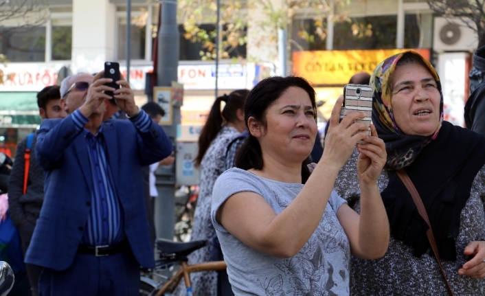 Cep telefonlarına sarıldılar: Polis ise operasyondaydı