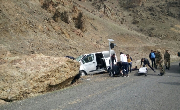 Eleşkirt’te trafik kazası: 5’i asker 7 yaralı