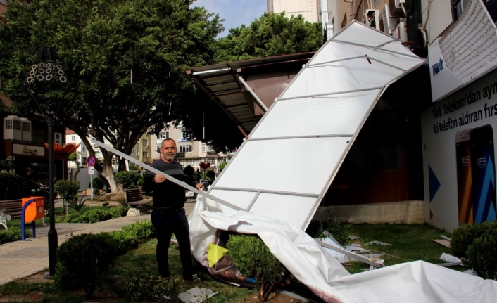 Hatay’da fırtına hayatı felç etti