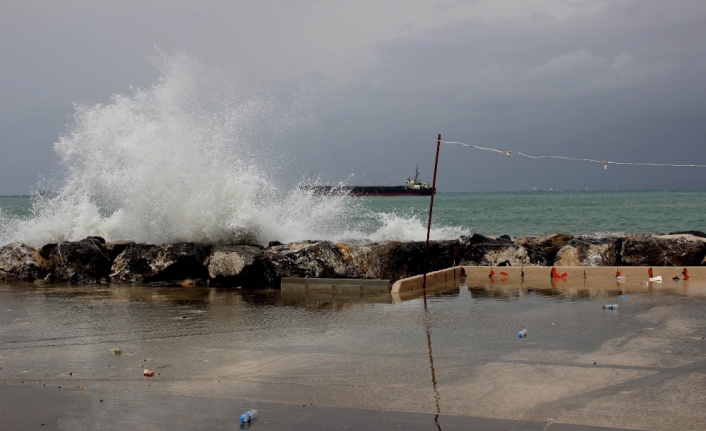 İskenderun’da fırtına körfezi taşırdı