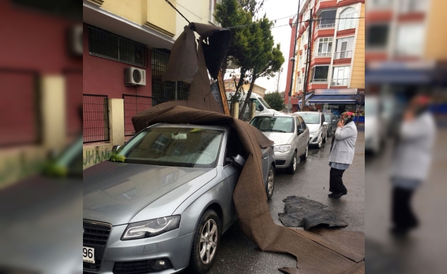 İstanbul’da şiddetli lodos çatıları uçurdu