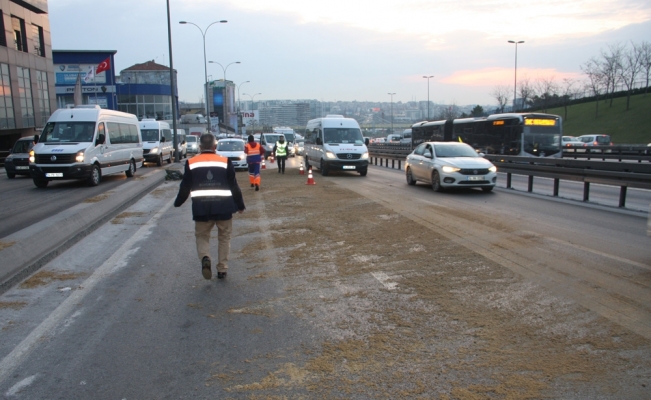 Kamyona yüklü trafo yola devrildi, trafik yoğunluğu oluştu