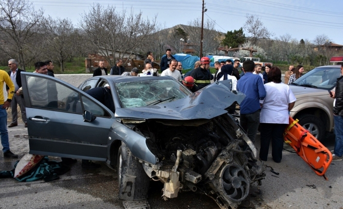 Kontrolden çıkan otomobil refüje çarptı: 1 ölü, 1 yaralı