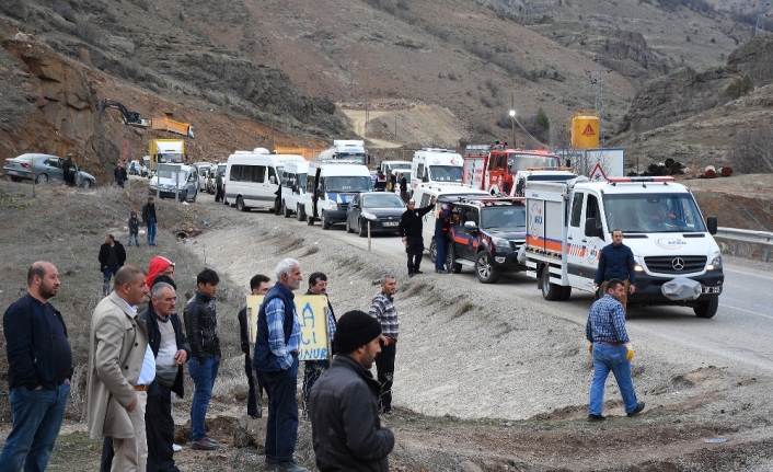 Otomobille tır çarpıştı: 3 ölü