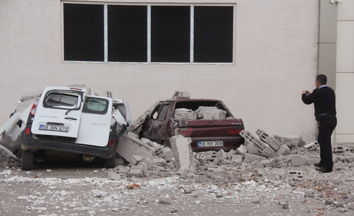 Rüzgar nedeniyle duvar çöktü, araçlar hurdaya döndü