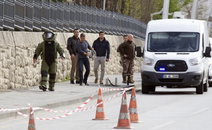 TBMM duvarına bırakılan şüpheli cisim patlatıldı