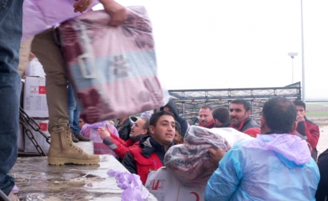 Türk Kızılayı Azez’de yardım dağıttı