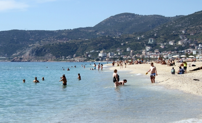 Doğuda kar Alanya’da deniz keyfi