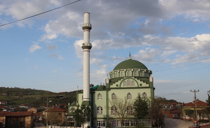 Fırtına minarenin külahını uçurdu