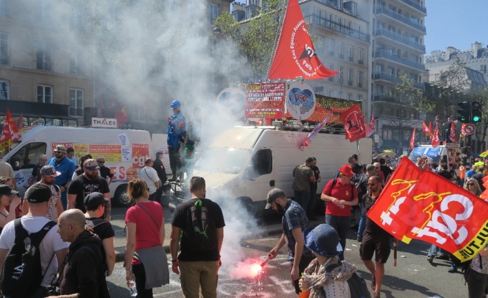 Fransa’da binlerce kişi sokağa indi