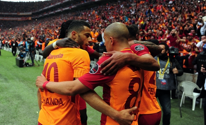 Galatasaray zaferi taraftarıyla kutladı