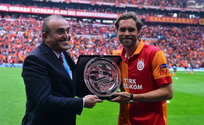 Galatasaray’dan Elmander’e plaket