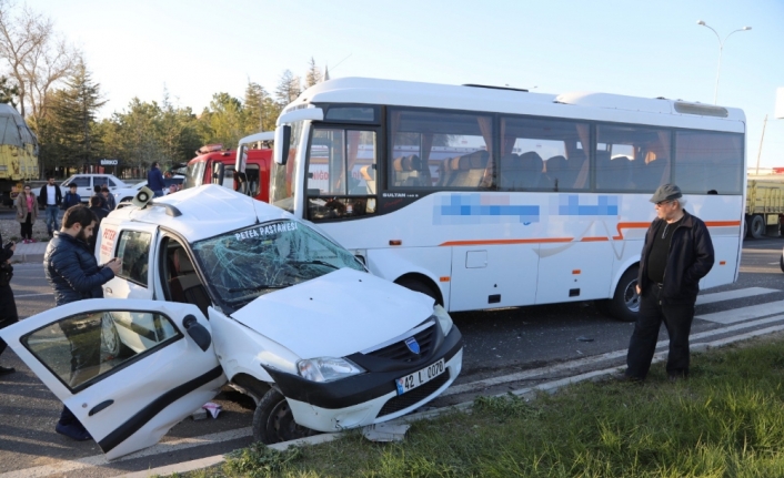 Hafif ticari araç ile minibüs çarpıştı: 4 yaralı