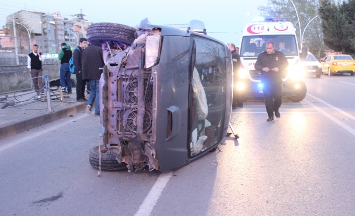 Otomobile çarpan minibüs yan yattı: 3 yaralı