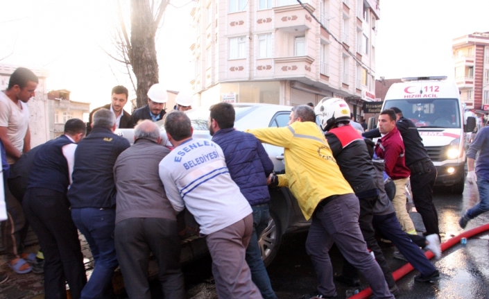 Otomobili kucaklayıp yoldan çektiler