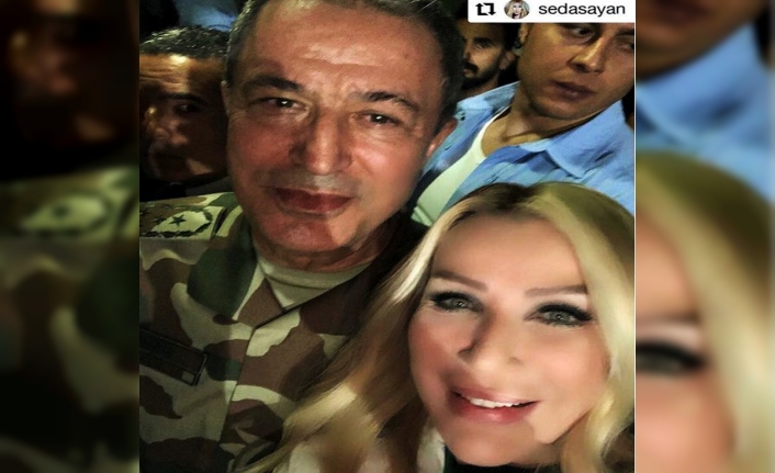 Seda Sayan’dan Genelkurmay Başkanı Akar’la sefie