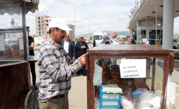 Simit arabasına yazdığı yazıyla eş arıyor