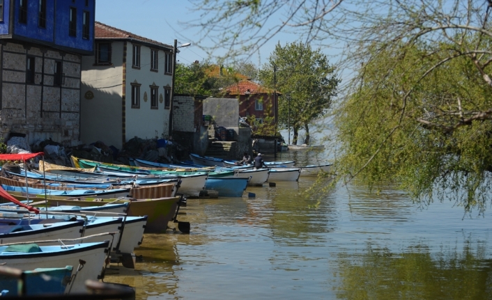 Su seviyesi yükseldi, sandallar yollara çıktı