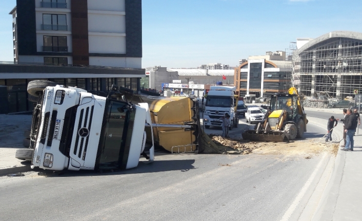 Toprak boşaltan hafriyat kamyonu devrildi