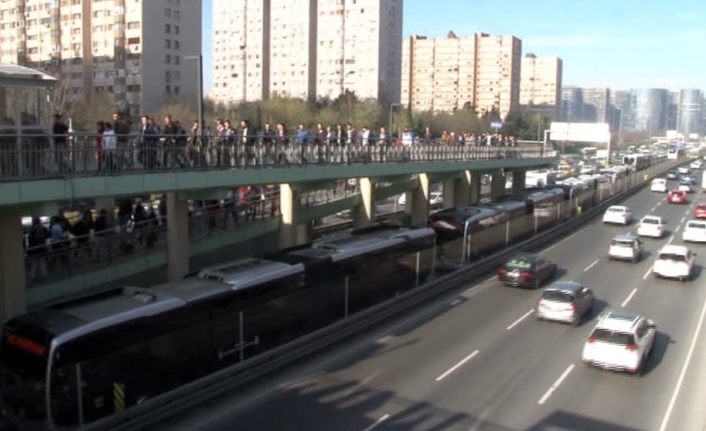 Yenibosna’da metrelerce metrobüs kuyruğu oluştu