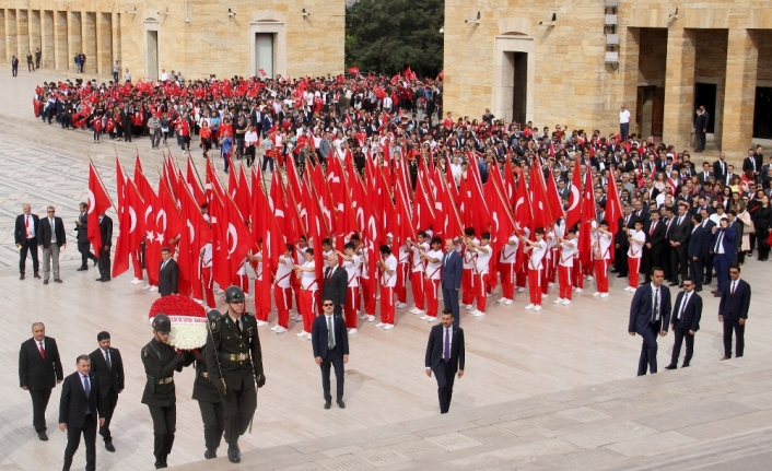 Bakan Bak gençlerle birlikte Anıtkabir’de