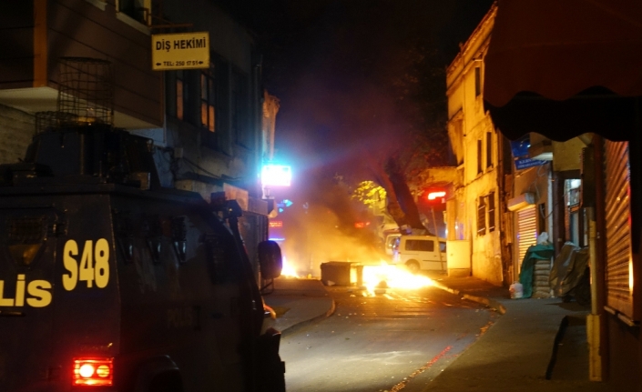 Beyoğlu’nda çöp konteynırlarını devirip ateşe verdiler