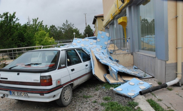 Binanın dış cephe kaplaması çocuğun üzerine düştü