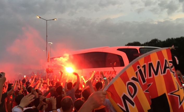 Galatasaray İzmir’de coşkuyla karşılandı