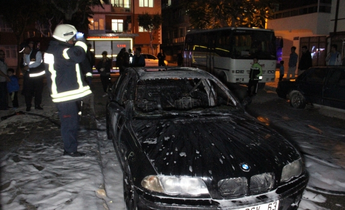 Kardeşine kızıp annesinin otomobilini yaktı