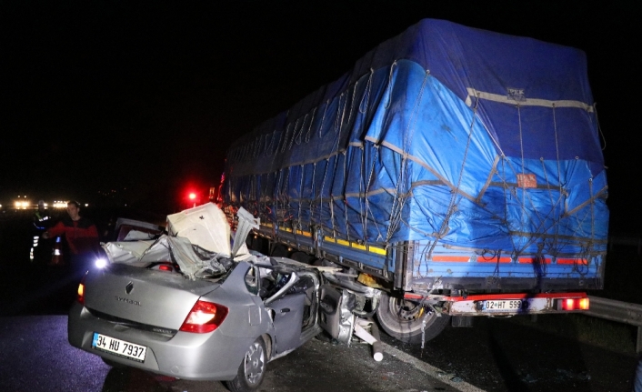 Kaza yapan otomobilden kaçarken tıra çarptı: 3 yaralı