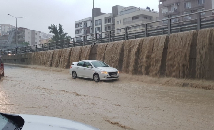 Köprülü kavşaklar şelaleye döndü