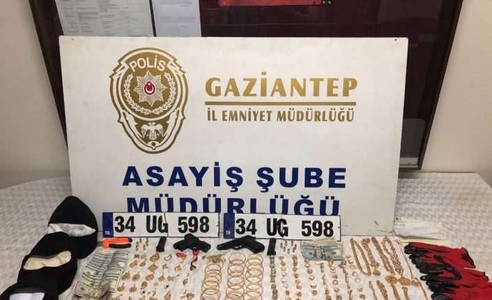 Maskeli hırsızlardan bir buçuk dakikada soygun