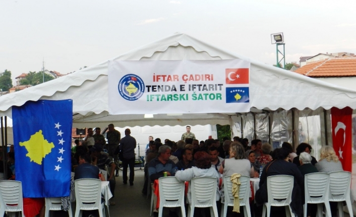 Mehmetçik’ten Kosovalılara iftar yemeği