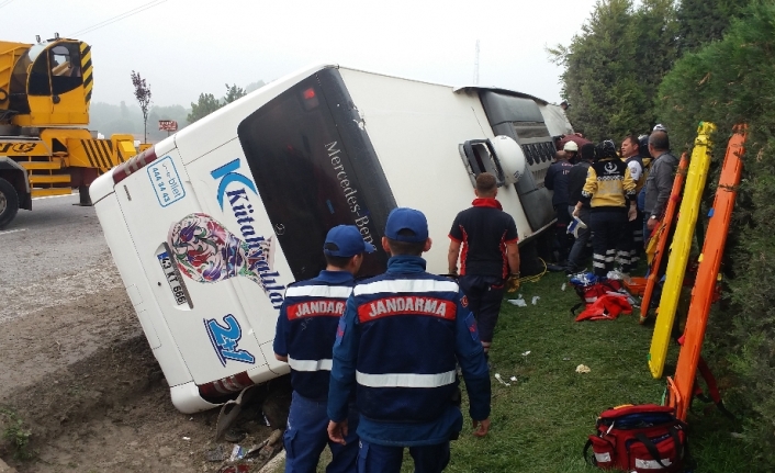 Otobüs devrildi: 1 ölü, 16 yaralı