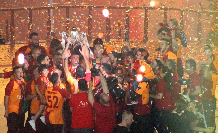 Şampiyon Galatasaray kupasını aldı